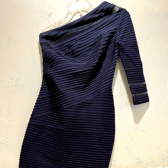 Tadashi Shoji One sleeve bandage dress - Picture 5 of 10